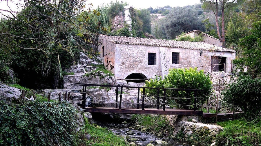 Palazzolo A.: from corso Vittorio Emanuele to the watermill