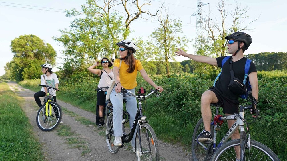 Picture 9 for Activity Milan: Bike Tour with Picnic on the turtle lake