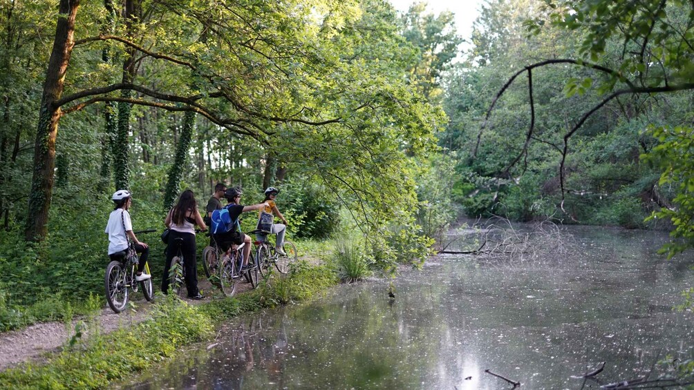 Milan: Bike Tour with Picnic on the turtle lake