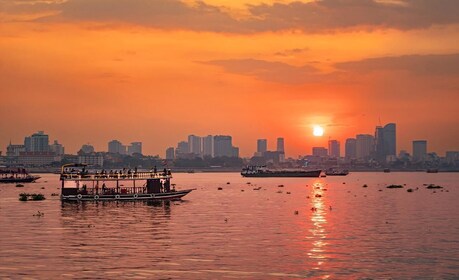 Phnom Penh: Tuk Tukilla: Auringonlaskun risteily & iltainen kaupunkikierros