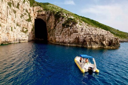 Desde Vlore: recorrido en lancha rápida por la cueva de Haxhi Ali y Karabur...