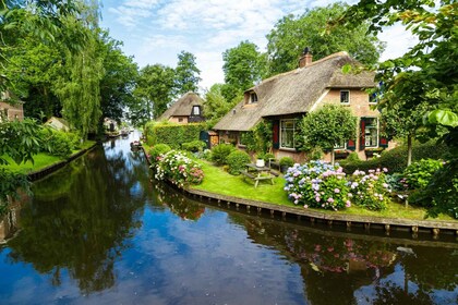 Från Amsterdam: Guidad promenad och båttur i Giethoorn