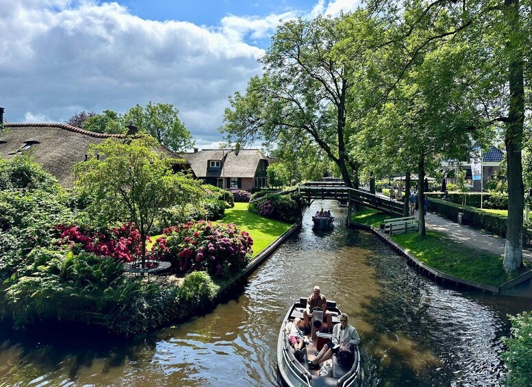 Picture 1 for Activity From Amsterdam: Giethoorn Guided Walking Tour and Boat Ride