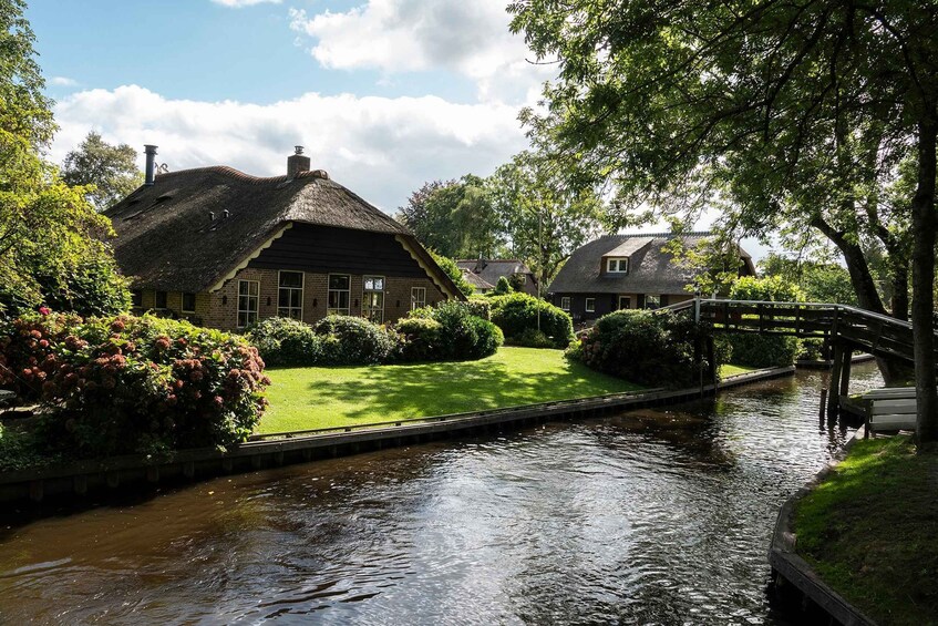 Picture 20 for Activity From Amsterdam: Giethoorn Guided Walking Tour and Boat Ride