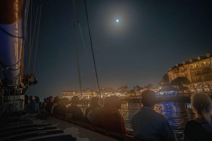 Key West: Vela notturna con luna piena in goletta con drink