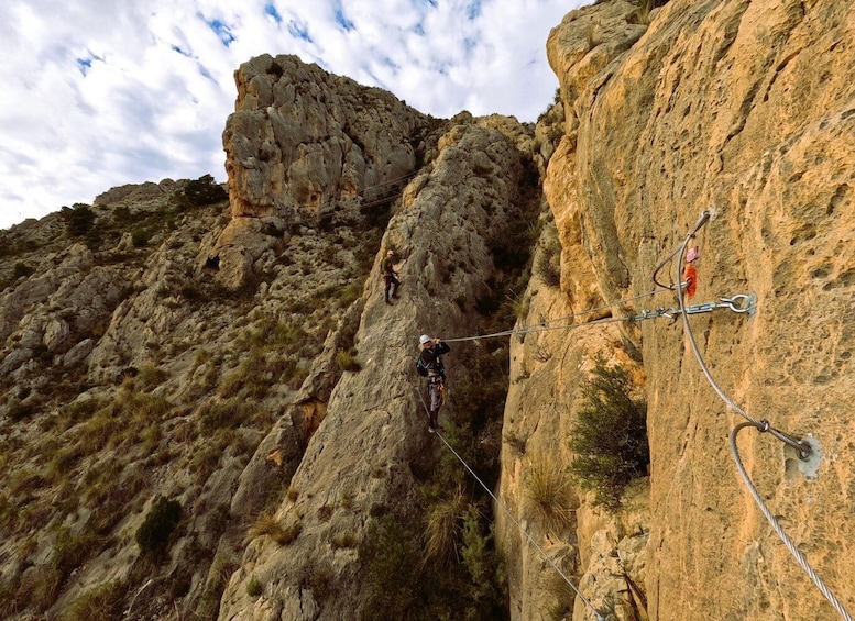 Picture 4 for Activity Elda: Ferrata Bolón, tirolina récord.
