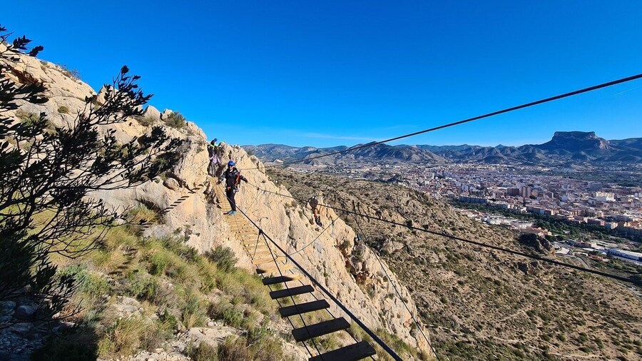 Elda: Ferrata Bolón, tirolina récord.