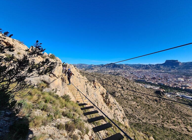 Elda: Ferrata Bolón, tirolina récord.