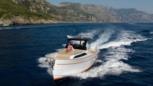 Positano: recorrido en barco privado por la costa de Amalfi y la Gruta Esme...