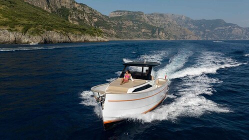 Positano: recorrido en barco privado por la costa de Amalfi y la Gruta Esme...