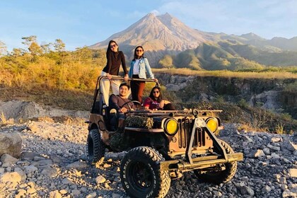 Yogyakarta: Merapi-vulkanens solopgang, Borobudur og Prambanan