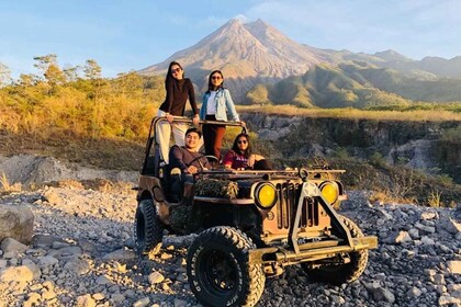 Yogyakarta: Sonnenaufgang des Vulkans Merapi, Borobudur und Prambanan