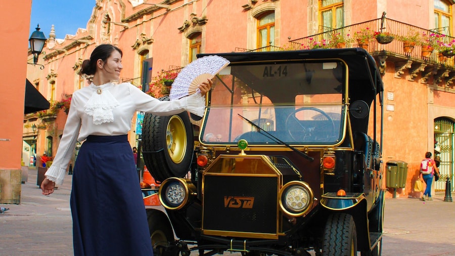 Querétaro: City Tour in a Classic Ford T Vehicle