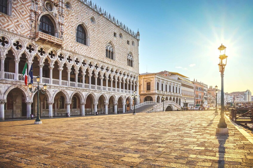 Picture 8 for Activity Venice: City Highlights Walking Tour with Optional Gondola