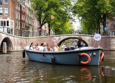 Amsterdam: Canal Cruise with Dutch Pancakes and Drinks