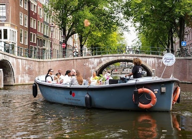 Amsterdam: Canal Cruise with Dutch Pancakes and Drinks