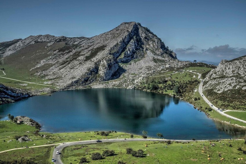 From Oviedo: Covadonga Lakes Day Tour with Guided Hike