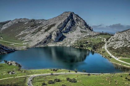 From Oviedo: Covadonga Lakes Day Tour with Guided Hike
