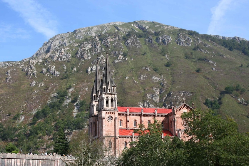 Picture 2 for Activity From Oviedo: Covadonga Lakes Day Tour with Guided Hike