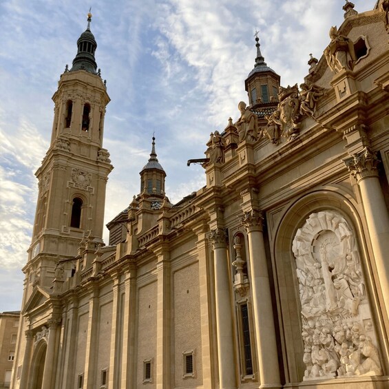 Zaragoza: Basilica del Pilar and its museum tour in Spanish