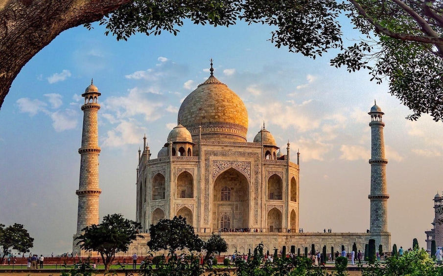 All Inclusive Taj Mahal Day Trip by Fastest Train From Delhi