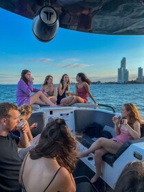 Fiesta al atardecer con barra libre en la bahía mientras compartes con los ...