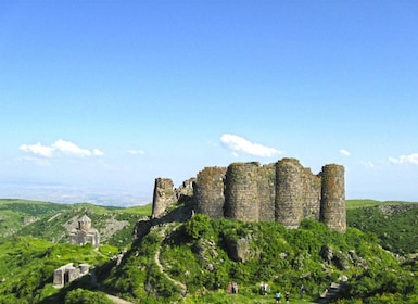 Suuren linnoituksen valloittaminen: Amberd: Luostarit, Aakkoset & Amberd