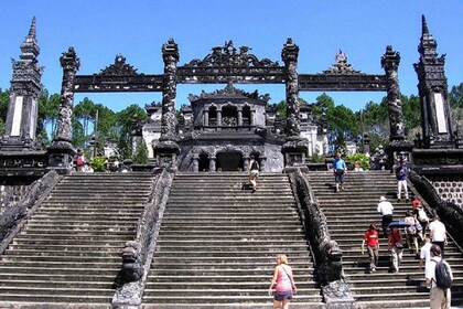 Excursión en moto por la ciudad de Hue: campiña, pagodas y tumbas reales