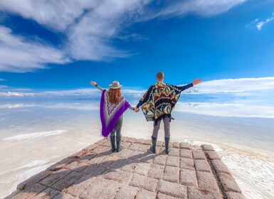 Von La Paz aus: Uyuni Salt Flat Tour & Übernachtung im Bus mit Rundfahrt