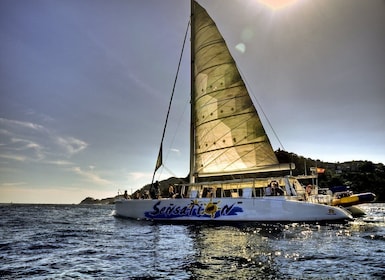 Lloret de Mar: Sunset Catamaran Cruise with DJ and Drinks