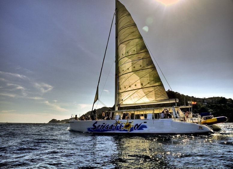 Lloret de Mar: Sunset Catamaran Cruise with DJ and Drinks