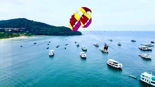 Phu Quoc: Explore 3 islands & Exciting parasailing Combo