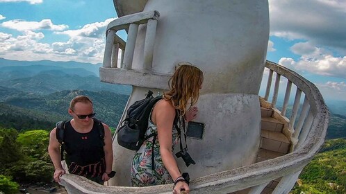 Desde Kandy Excursiones de un día a la Torre Ambuluwawa y Pinnawala Kandy