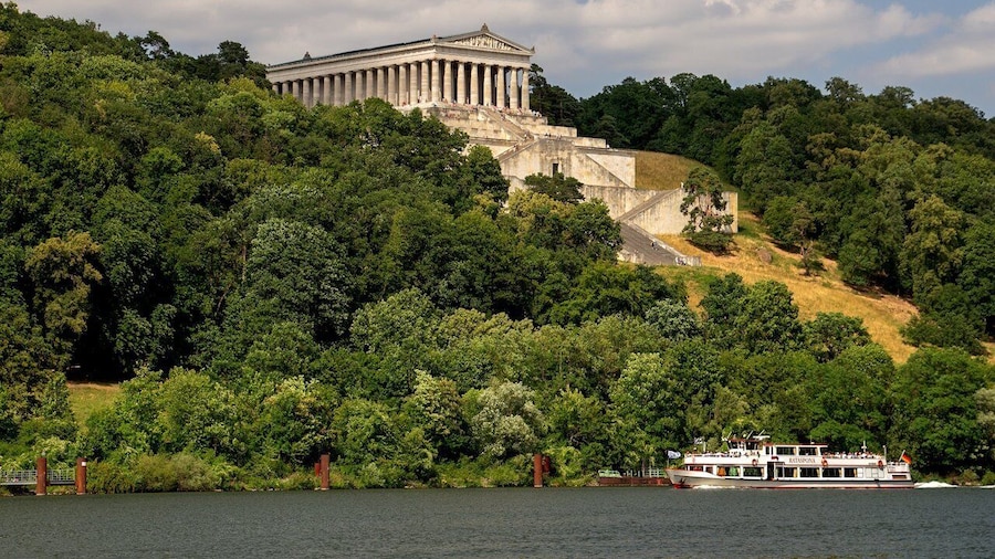 Regensburg: Sightseeing Boat Tour to Walhalla