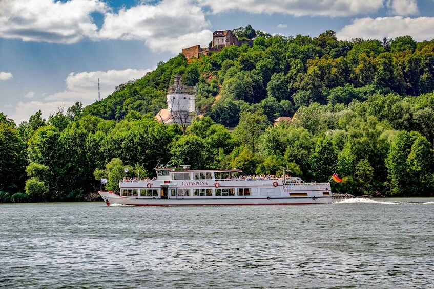 Picture 1 for Activity Regensburg: Sightseeing Boat Tour to Walhalla