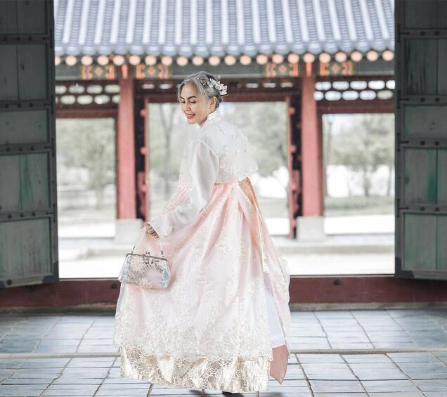 Seoul: Hanbok Rental with Gyeongbokgung Palace Visit