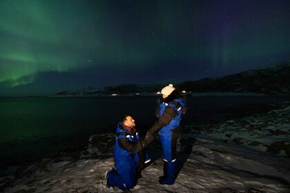 トロムソ：プライベート・オーロラ・チェイス、食事、キャンプファイヤー、写真付き。