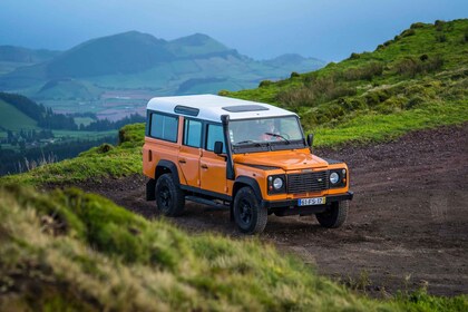 Von Ponta Delgada aus: Sete Cidades Jeep-, Fahrrad- und Kajaktour