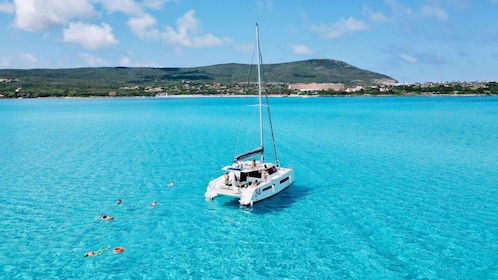 Stintino: Half-day catamaran tour to La Pelosa with aperitif