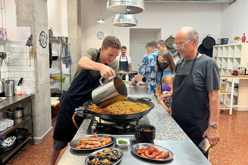 Picture 6 for Activity Valencia: Evening Guided Paella Workshop, Tapas, and Drinks