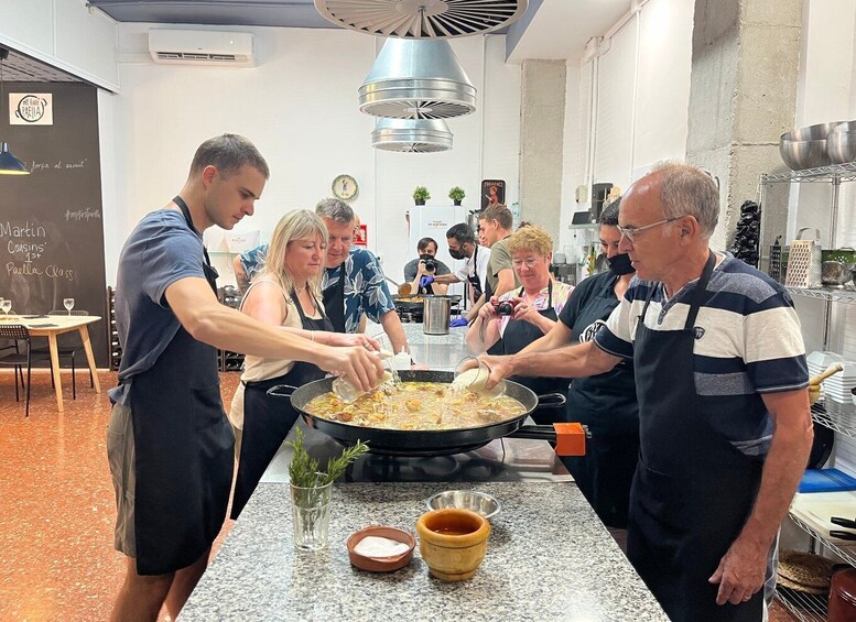 Valencia: Evening Guided Paella Workshop, Tapas, and Drinks