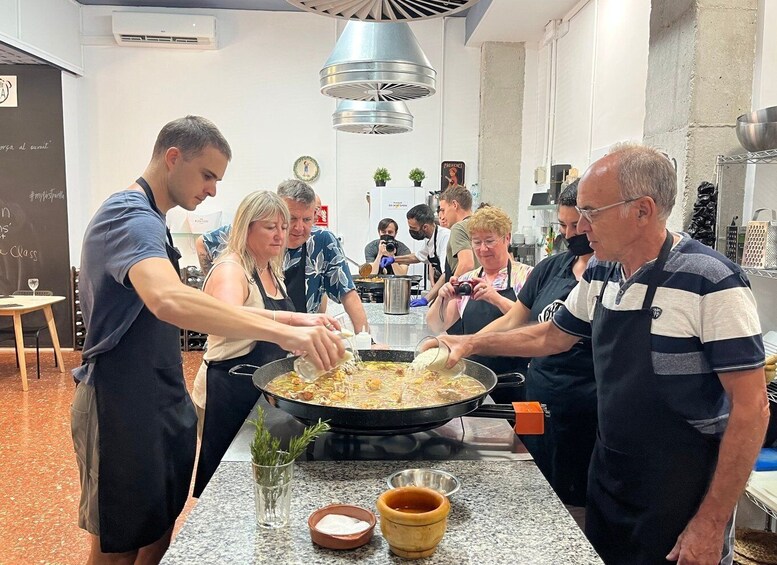 Valencia: Guided Paella Workshop, Tapas, and Drinks