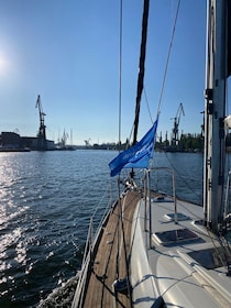 Gdańsk: crucero en yate por Motlawa y Puerto con Bebida de Bienvenida