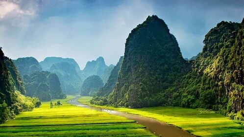 Dari Hanoi: Ninh Binh-Hoa Lu-Trang An-Mua-Gua-Gua-Makan Siang Prasmanan