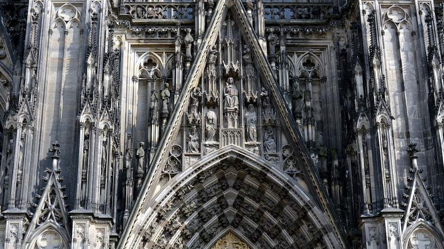 Cologne: Old Town Historical Walking Tour with GEO Epoche