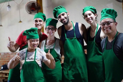 Découvrez le cours de cuisine Tra Que avec les habitants du village d'herbe...