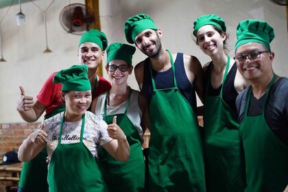 Disfruta de la clase de cocina de Tra Que con los lugareños en Herb Village