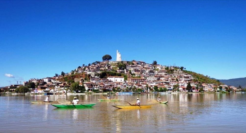 Patzcuaro - Janitzio Tour to watch the "butterfly nets"