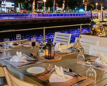 Dubai: Marina Premium Dinner Cruise with Unlimited Drinks