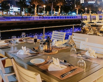 Dubai: Marina Premium Dinner Cruise with Unlimited Drinks